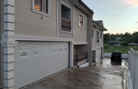 Aleong Street, La Romain